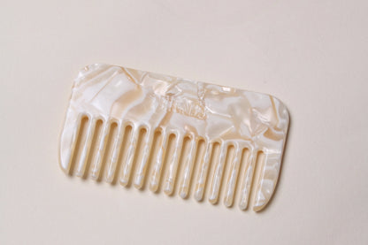 Flatlay of the detangling comb by Peignée Paris on a neutral background.