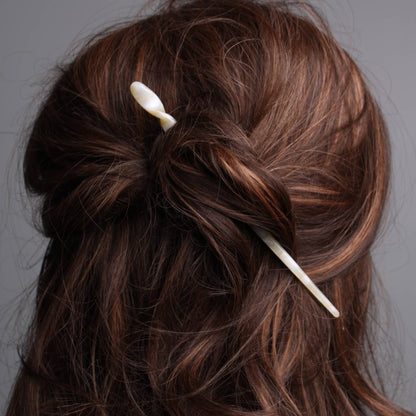 Popcorn Peignée Paris acetate hair stick pin styled in brunette hair.