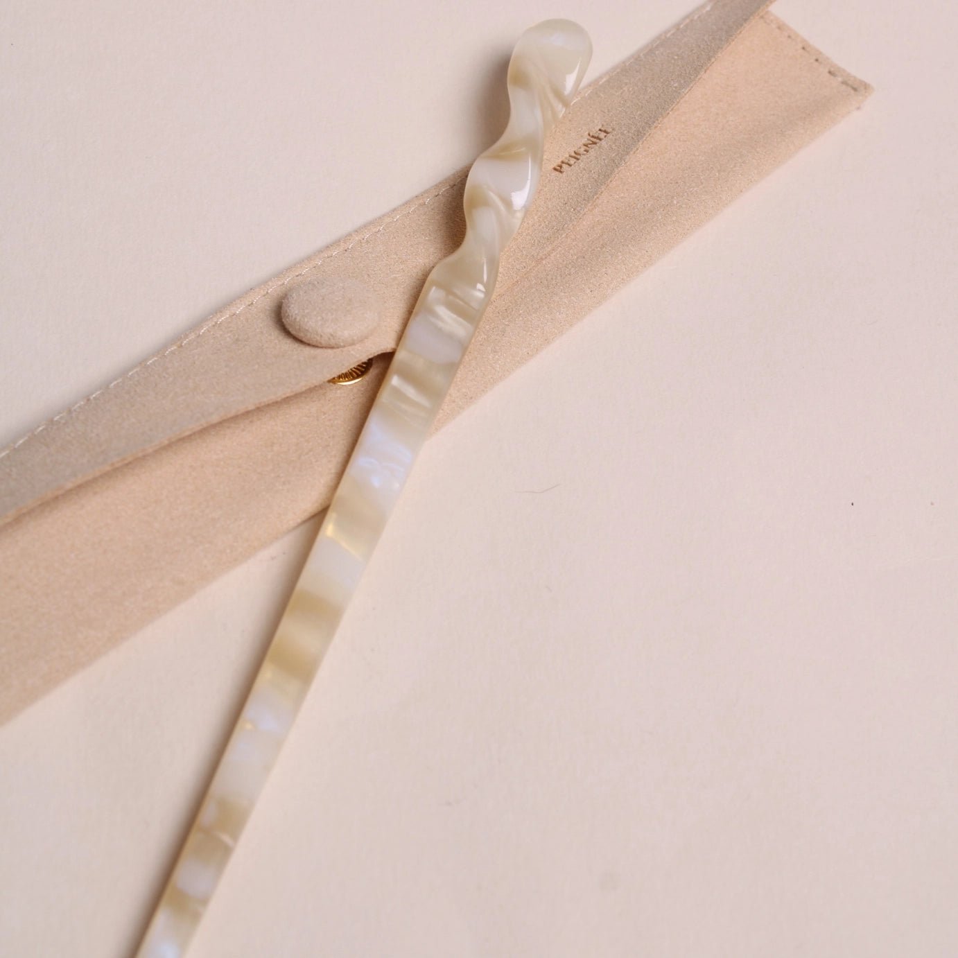Popcorn Peignée Paris acetate hair stick pin with beige protective suede case.