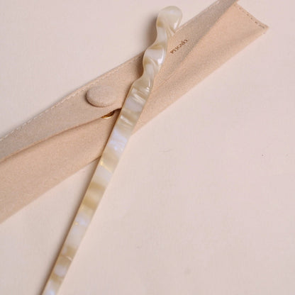 Popcorn Peignée Paris acetate hair stick pin with beige protective suede case.